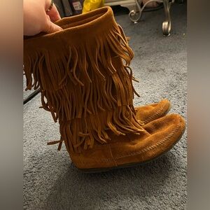 Minnetonka moccasin boots with fringe size 9